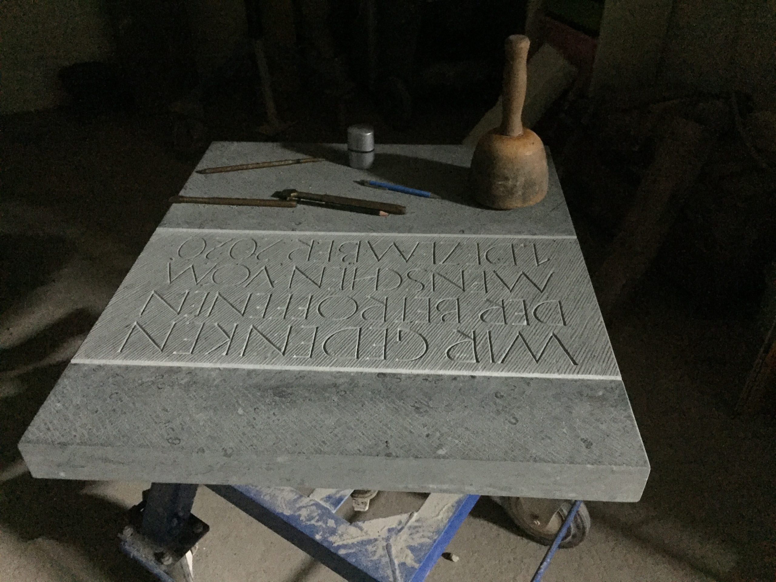 Aufnahme der Gedenktafel im Atelier.