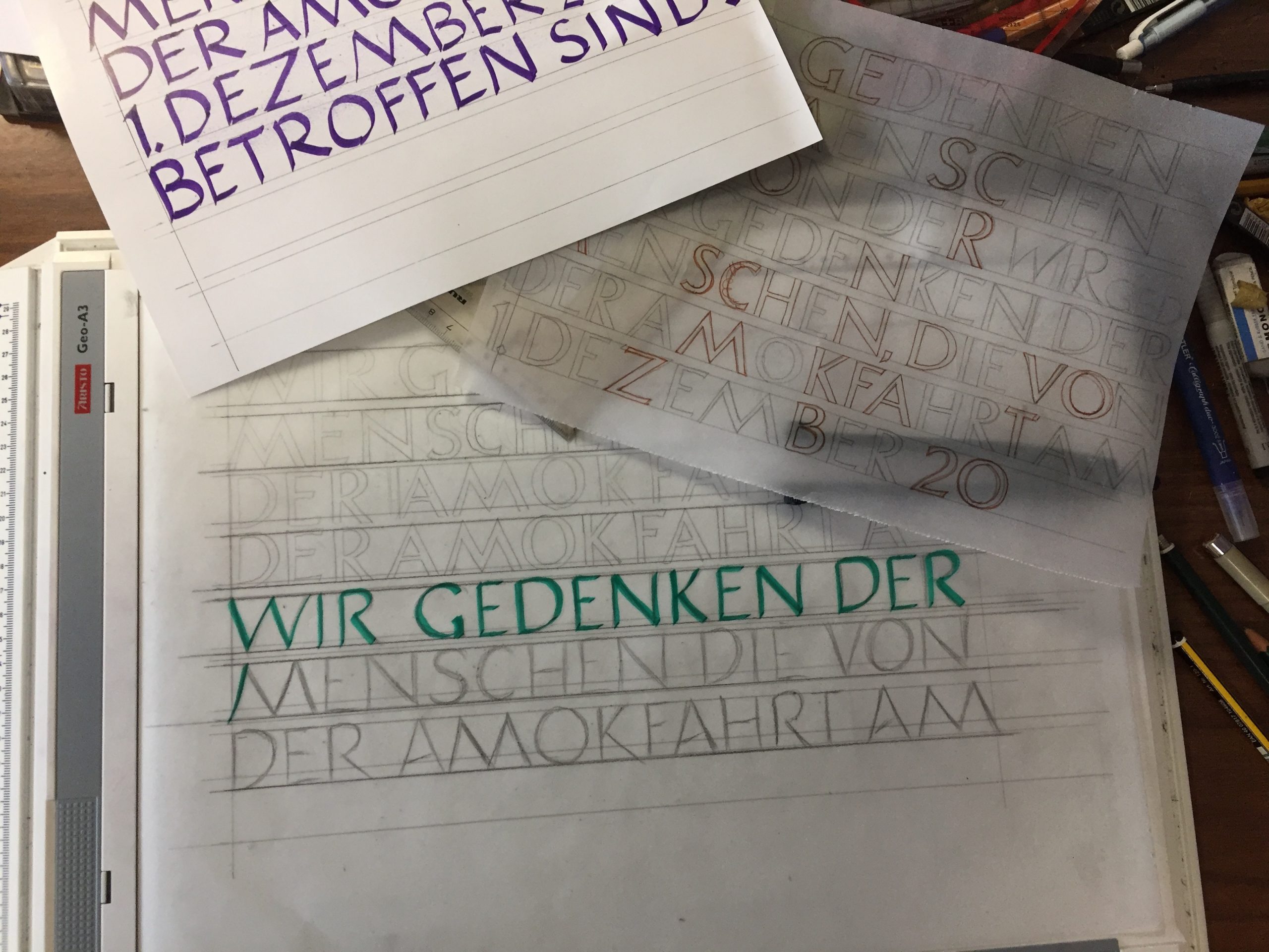 Abbildung verschiedener Skizzen des Schriftzugs der auf die Gedenktafel gesetzt wird.