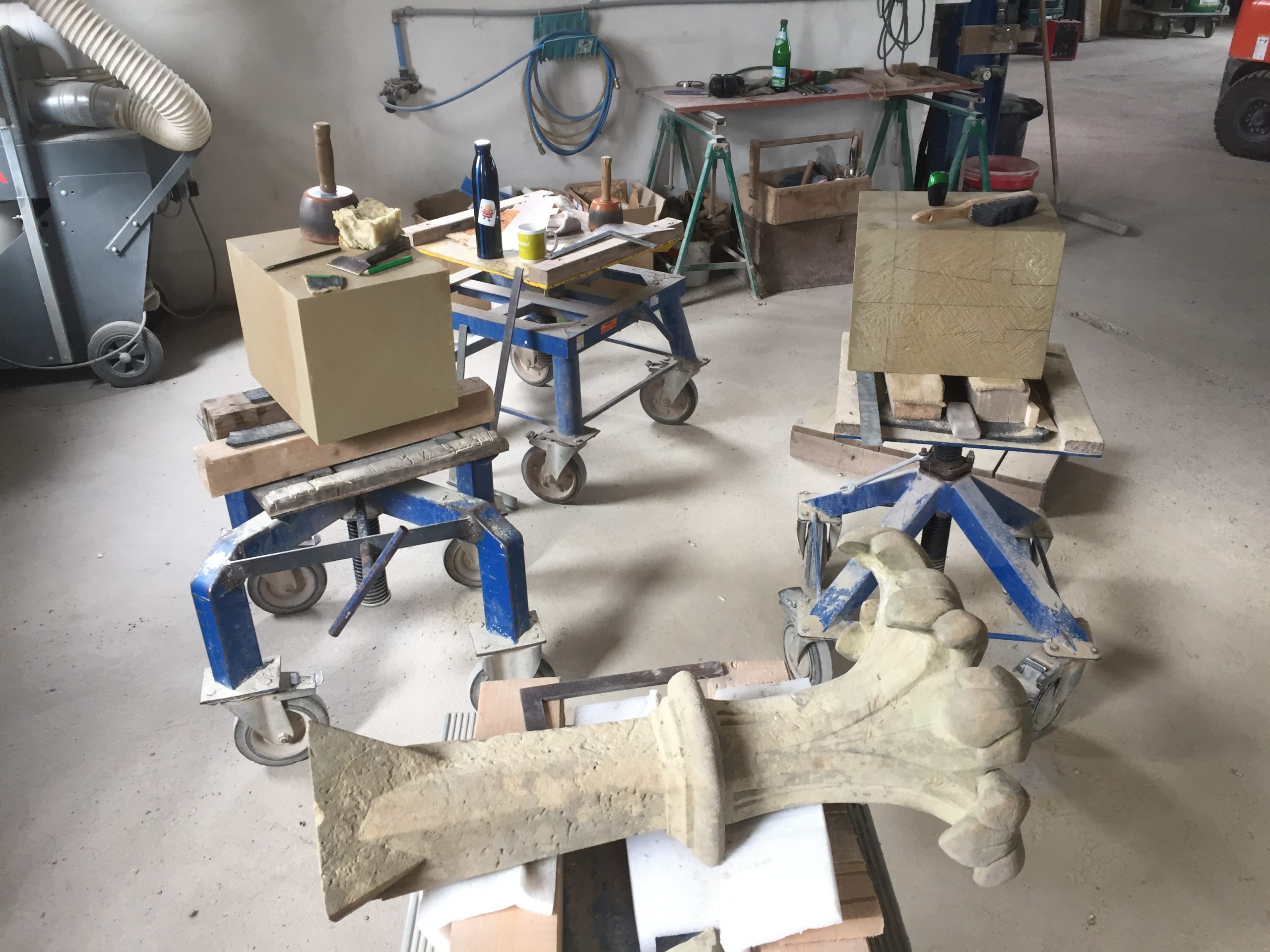 Abbildung der Vorlage zur Rekonstruktion der Kreuzblumen in der Werkstatt.