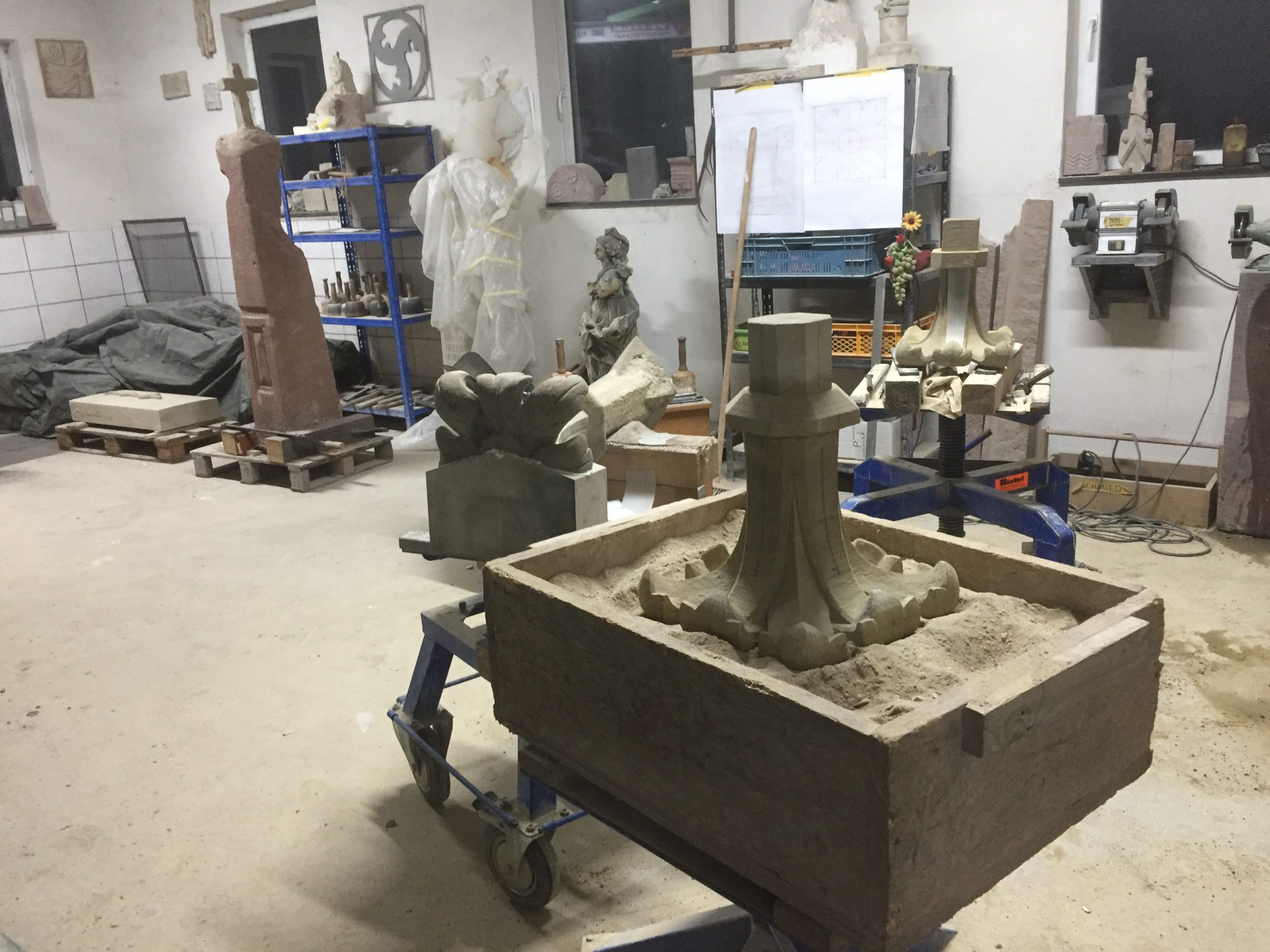 Rekonstruktion der Kreuzblumen in der Werkstatt in Arbeit.