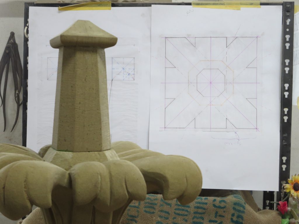 Abbildung der Zeichnung und des Ergebnisses zur Rekonstruktion der Kreuzblumen in der Werkstatt.