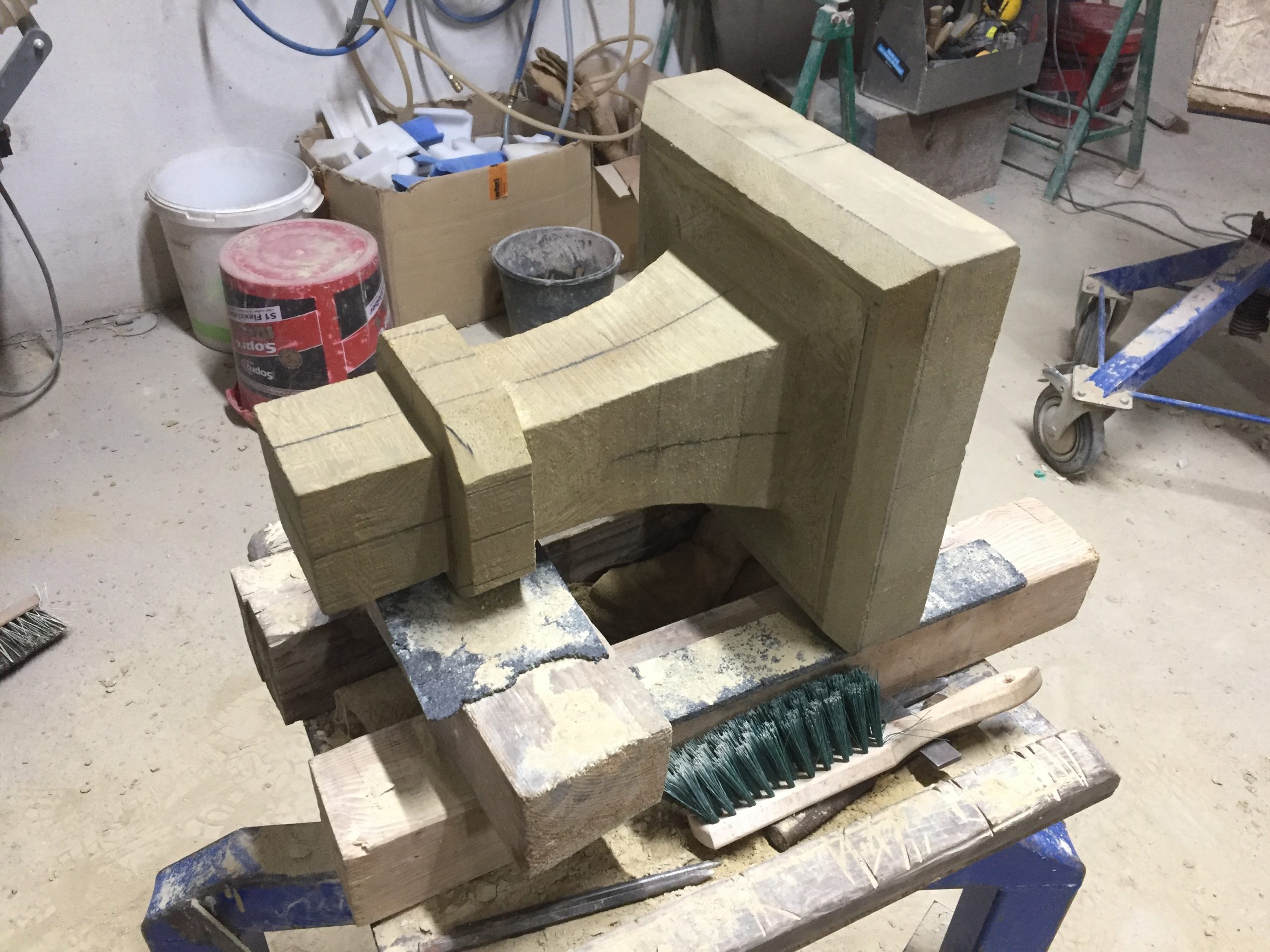 Zwischenstand der Rekonstruktion der Kreuzblumen in der Werkstatt.