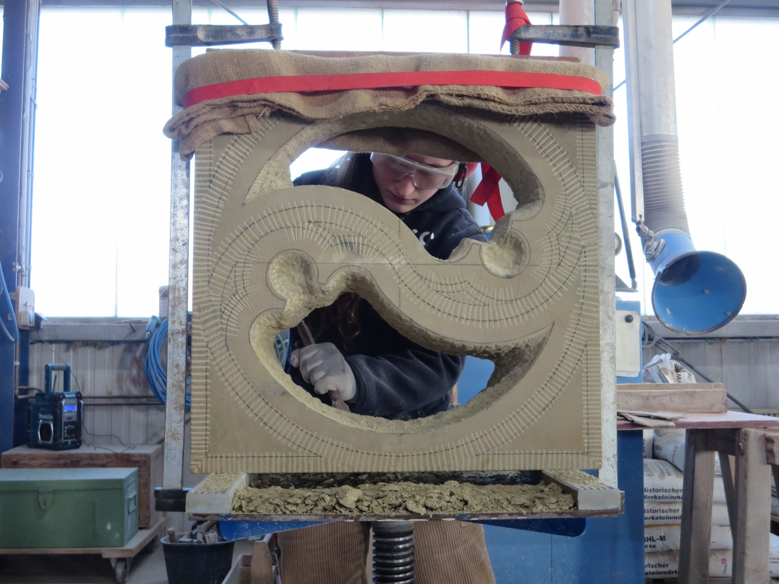 Abbildung von Lou Schwab, Landessiegerin 2024, bei der Werkstatt Prüfung.