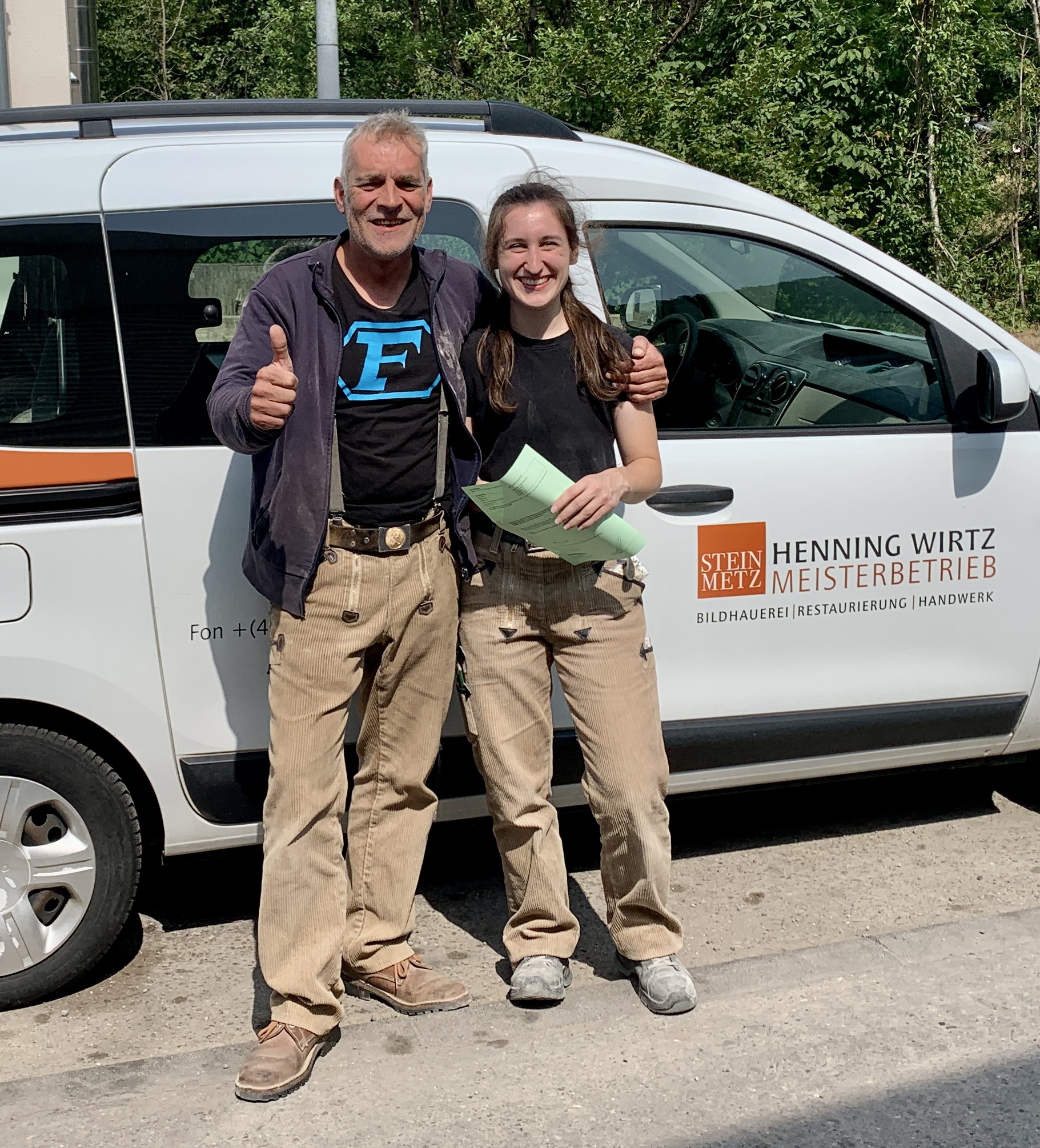 Abbildung von Lou Schwab und Ausbilder bei der Auszeichnung zur Landessiegerin 2024.