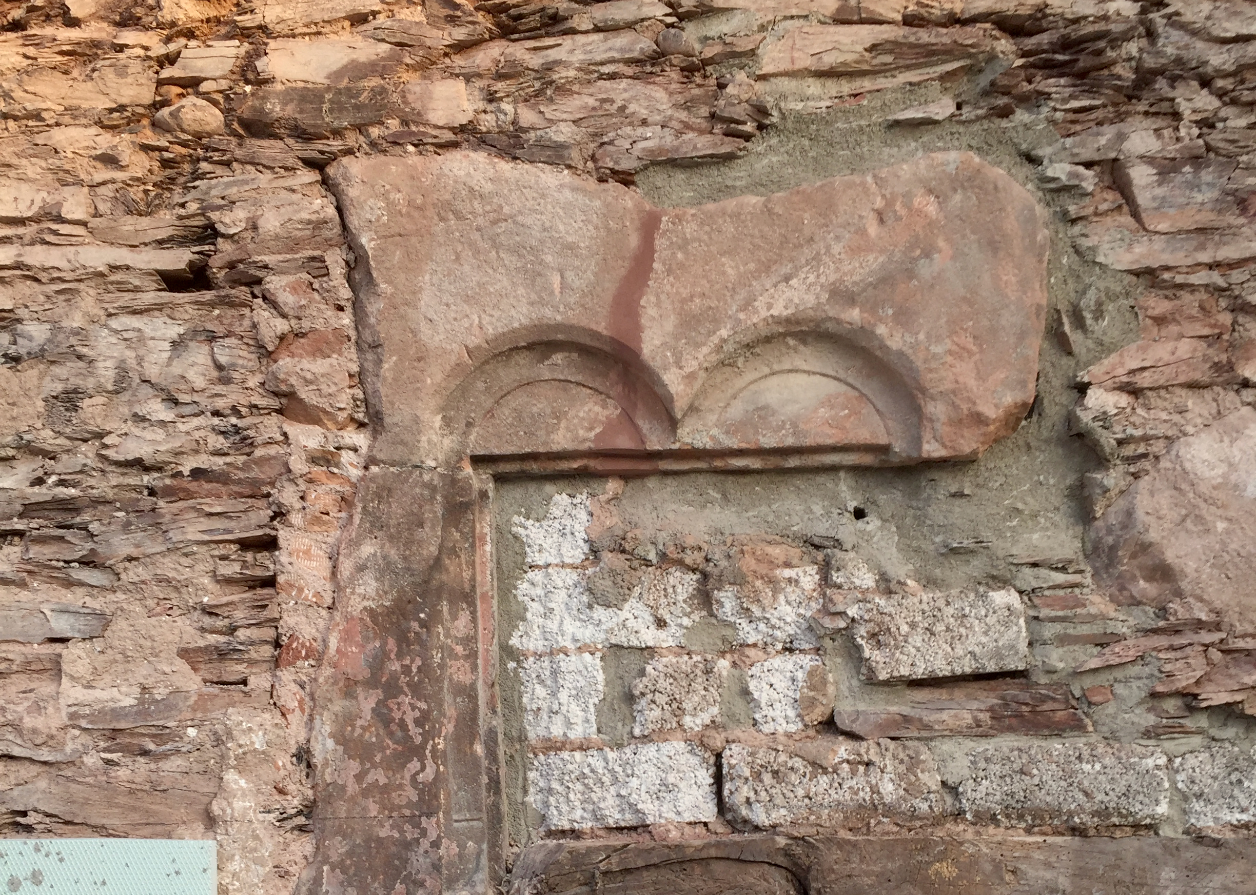 Eine Aufnahme des restaurierten Fensterfragments am gotischen Steilgiebelhaus.