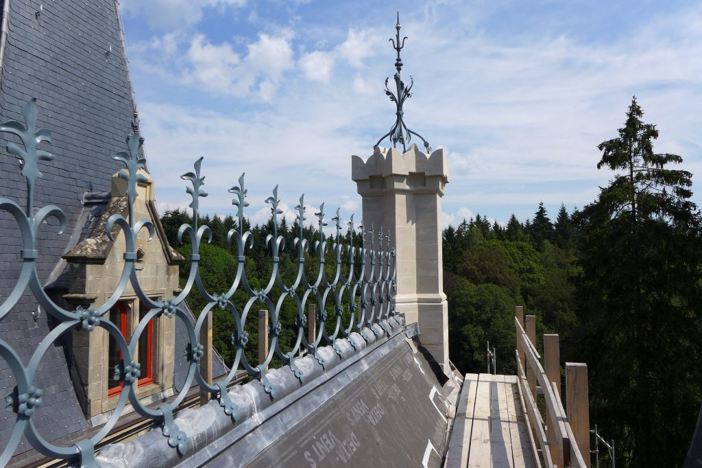 Aufnahme des Rekonstruiertem Schornsteins auf dem Dach des Schloss Meysembourg.