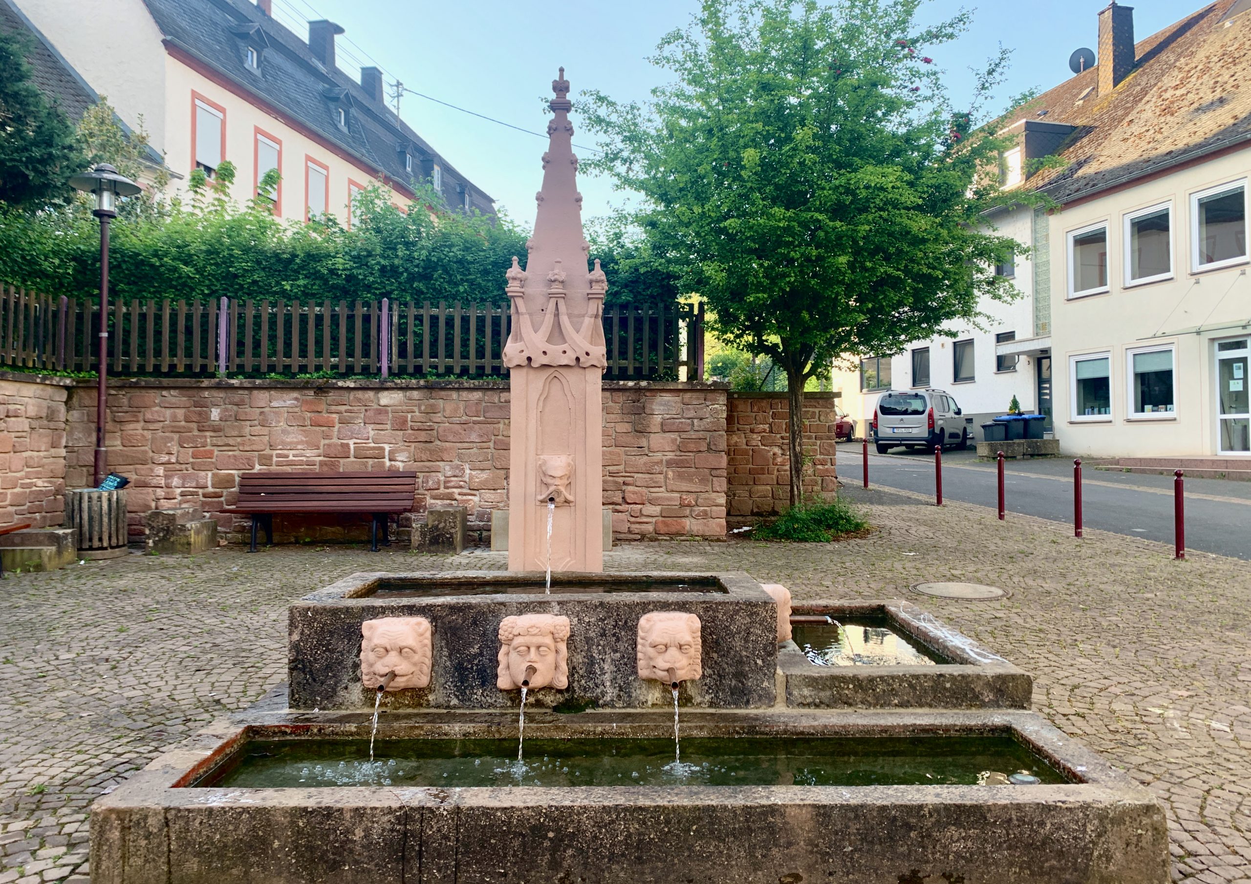 Der restaurierte Stockbrunnen Herrenbor in Kenn.