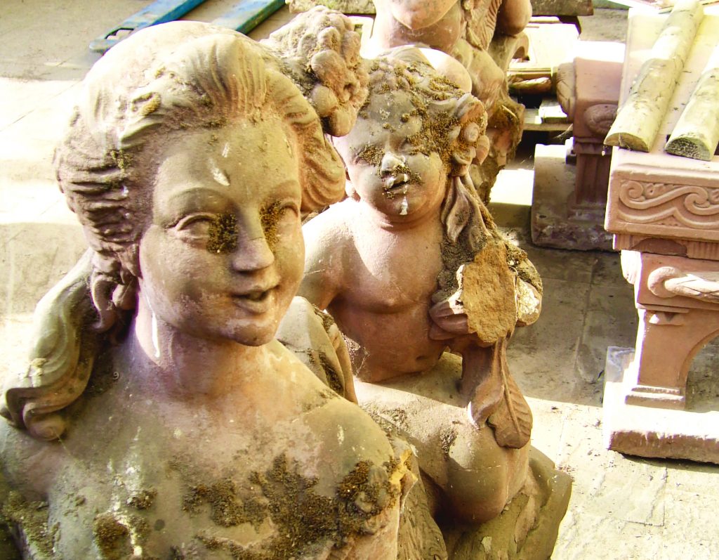 Zwei noch nicht restaurierte Steinengel.