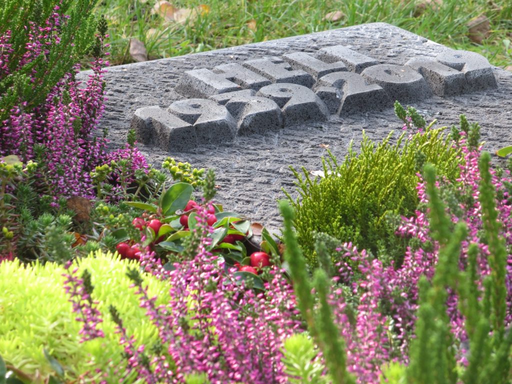 Ein Urnengrabstein mit der Aufschrift