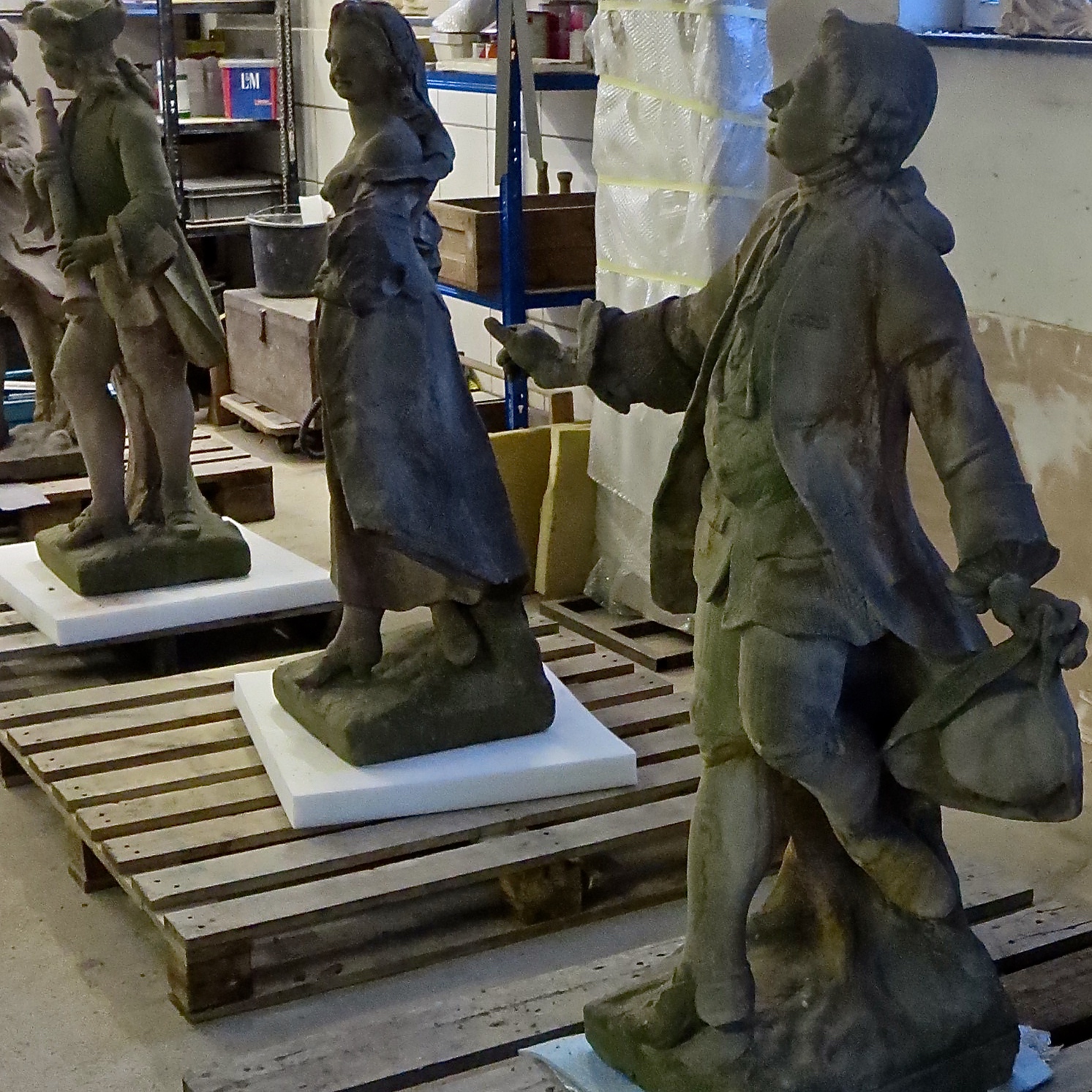 Die Figuren der Tietz Musikanten werden in der Werkstatt restauriert.