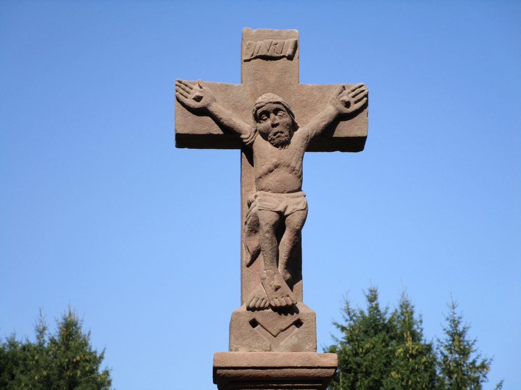 Ein Steinkreuz mit einer Jesus Darstellung