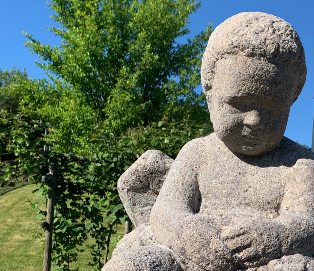 Eine Steinfigur, die ein Kind darstellt