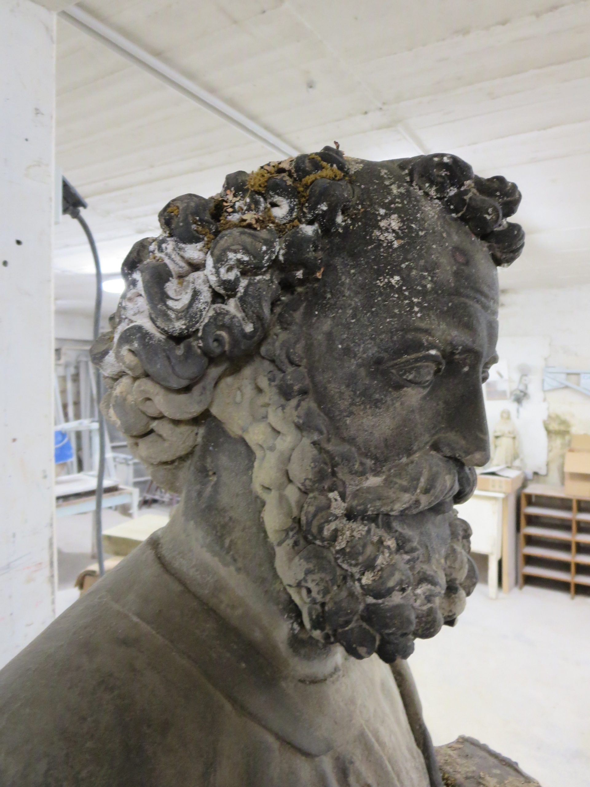 Nahaufnahme der unrestaurierten Statue des Petrus.