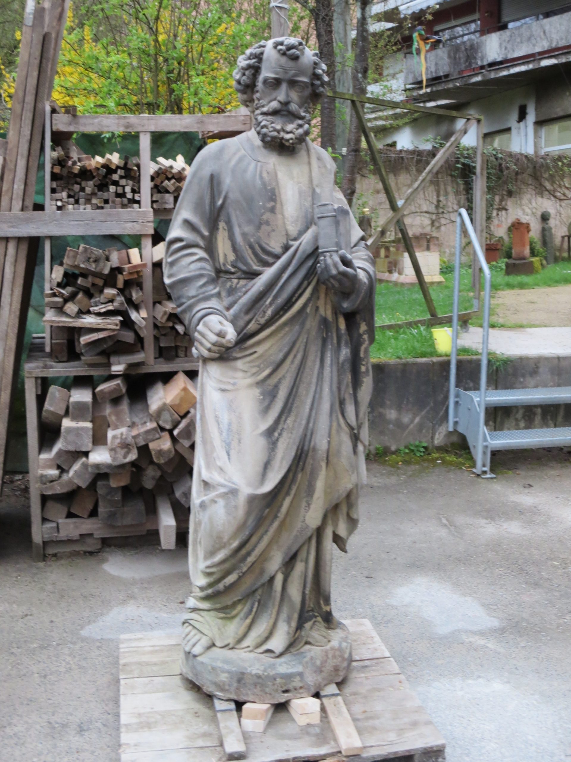 Die unrestaurierte Statue des Stadtpatrons Petrus.