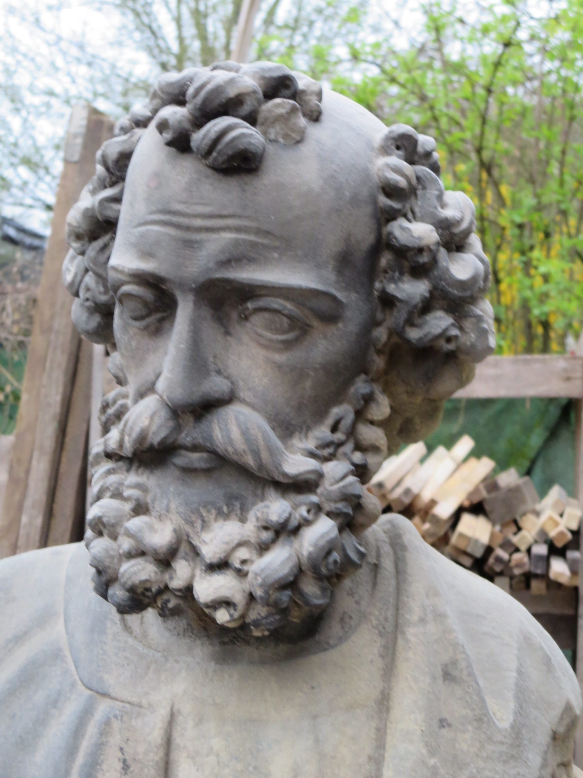 Nahaufnahme des Gesichts der unrestaurierten Statue des Stadtpatrons Petrus.