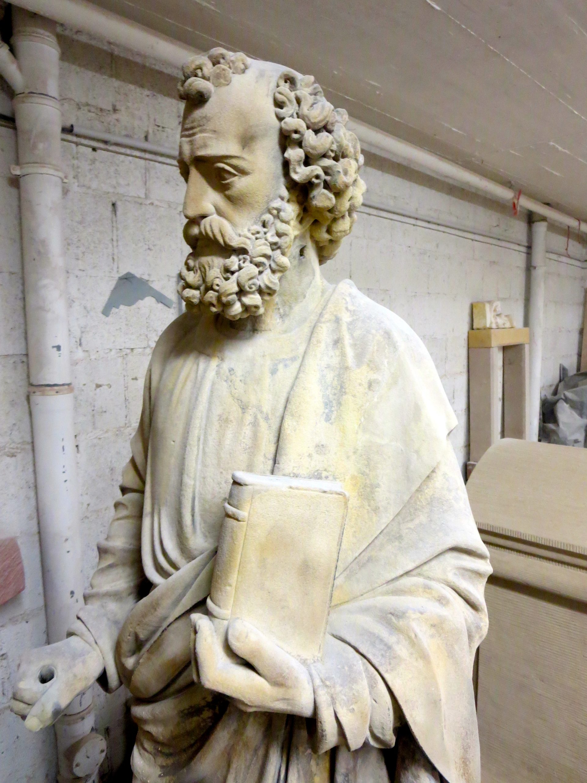 Die restaurierte Statue des Stadtpatronus Petrus aus einem seitlichen Winkel.