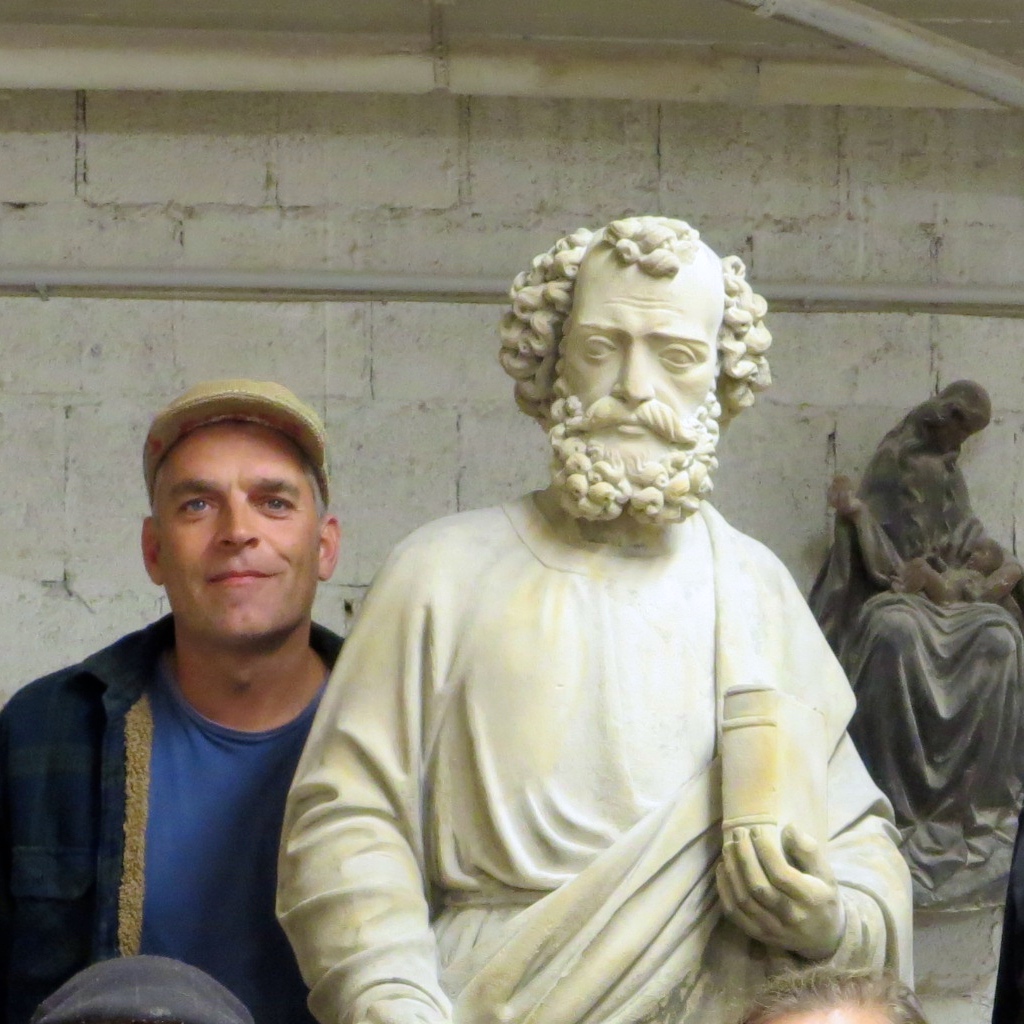 Die restaurierte Statue des Stadtpatron Petrus.