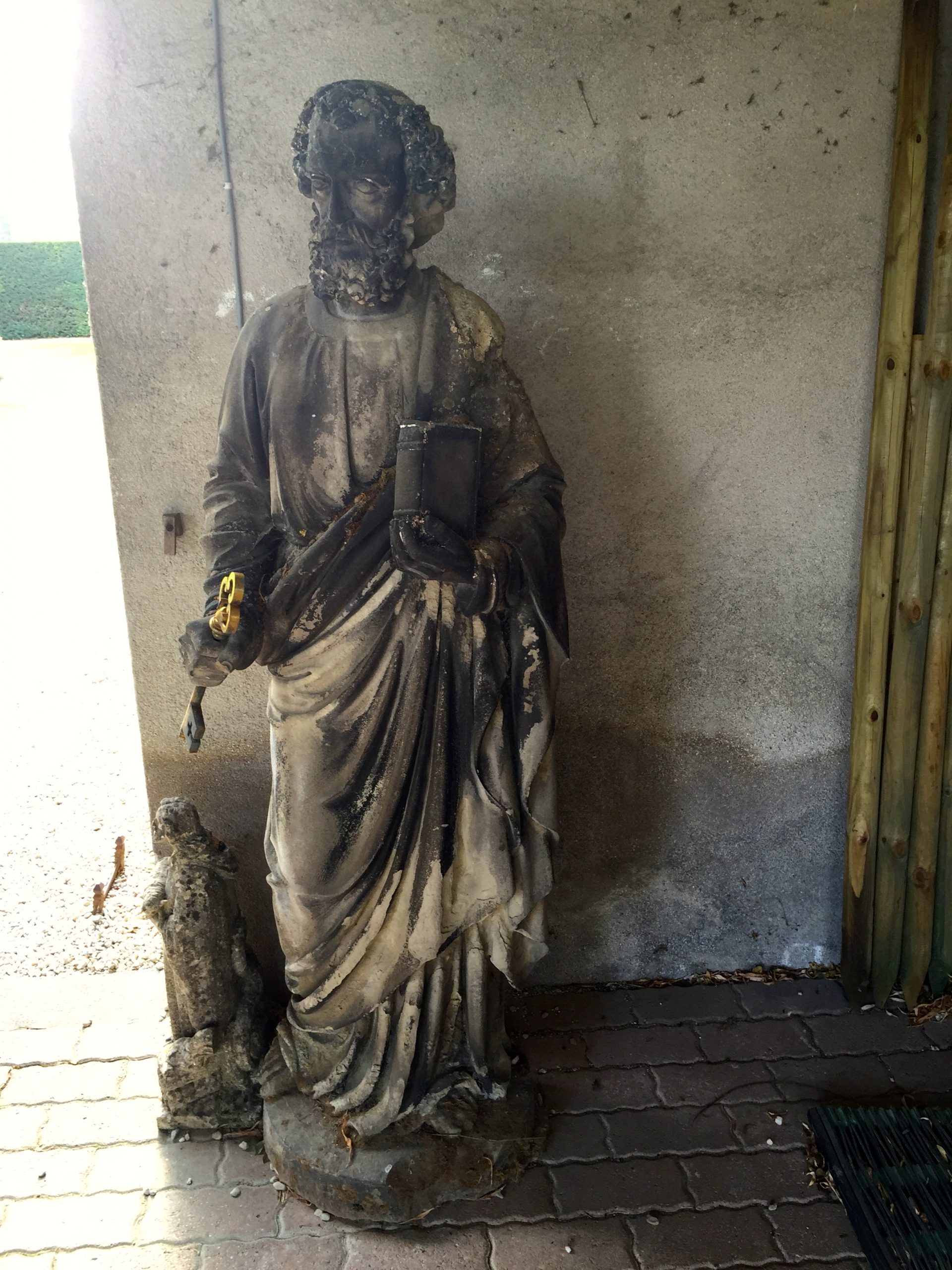 Die noch unrestaurierte Statue des Stadtpatron Petrus.