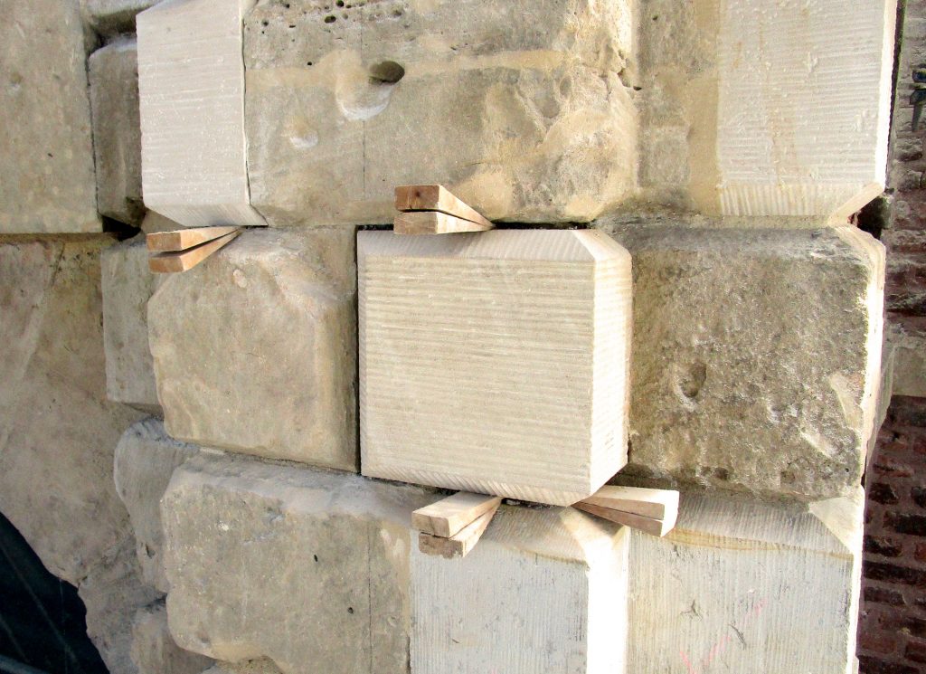 Gestapelte Blöcke aus Naturstein