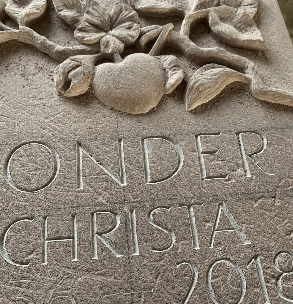 Eine Steinplatte mit eingemeißelten Buchstaben