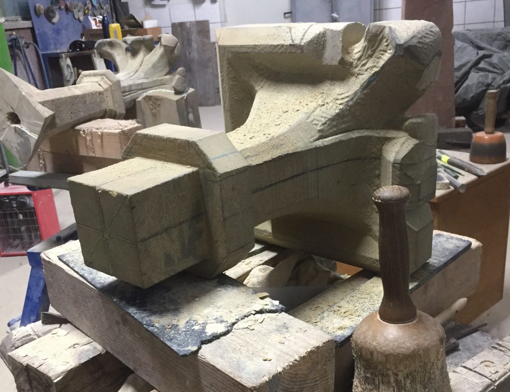 Steinblöcke, die in der Werkstatt weiterverarbeitet werden